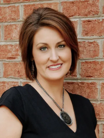 Amanda Aldridge, Cosmetologist and Makeup Artist in Suite 14